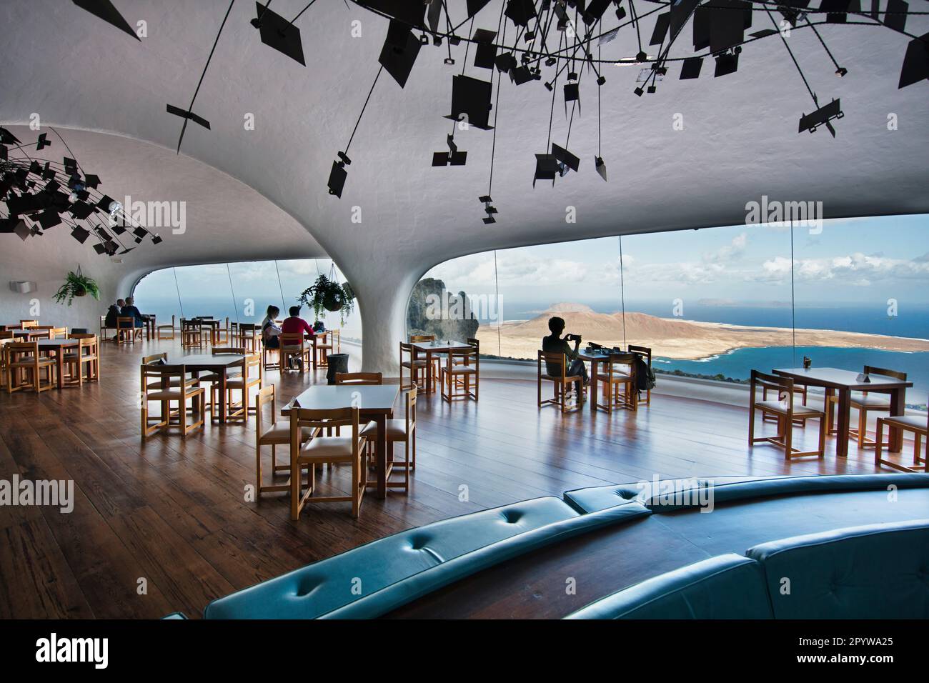 Spagna, Isole Canarie, Lanzarote, Ye. Punto panoramico, vista sul Mirador del Rio. Ristorante progettato da Cesar Manrique. Sfondo isola la Graciosa Foto Stock
