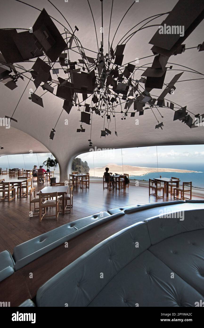 Spagna, Isole Canarie, Lanzarote, Ye. Punto panoramico, vista sul Mirador del Rio. Ristorante progettato da Cesar Manrique. Sfondo isola la Graciosa Foto Stock