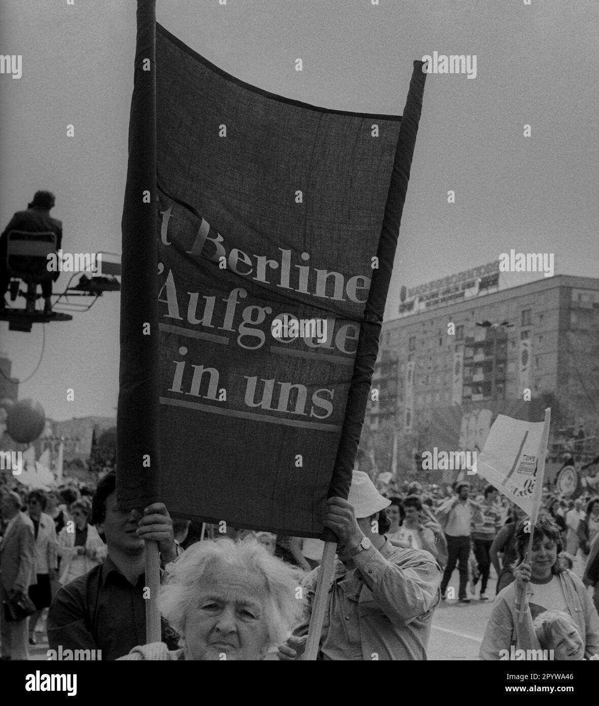 GDR, Berlino, 01.05.1987, 1. Mai Kundgebung 1987 auf der Karl-Marx-Allee, mit Berlin..., Aufgedeckt, was in uns steckt, (TV broadcast, camera), [traduzione automatica] Foto Stock