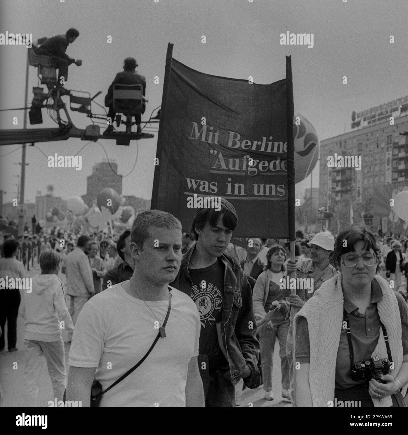 GDR, Berlino, 01.05.1987, 1. Mai Kundgebung 1987 auf der Karl-Marx-Allee, mit Berlin..., Aufgedeckt, was in uns steckt, (TV broadcast, camera), [traduzione automatica] Foto Stock