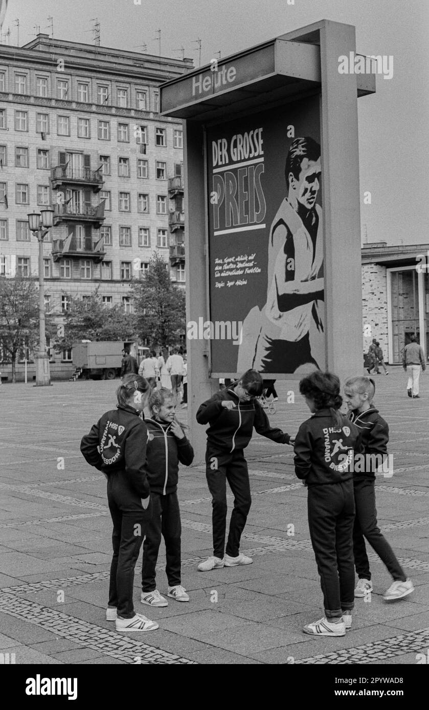 GDR, Berlino, 01.05.1987, 1. 1987 maggio rally sul Karl-Marx-Allee, giovane sportivo di fronte al cinema Kosmos, [traduzione automatica] Foto Stock