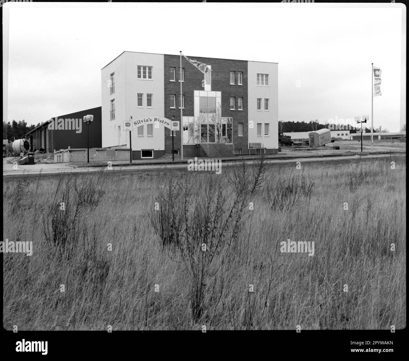 Wildau (distretto di Dahme-Spreewald, Brandeburgo), distretto di Hoherlehme, parco industriale. Oggi A10 Center. Silvia's Bistro. Foto, Dicembre 1993. Foto Stock