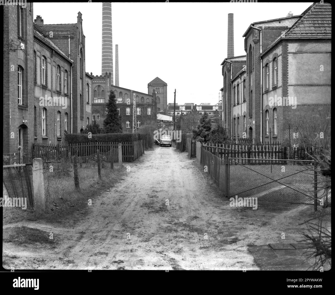 Wildau (quartiere di Dahme-Spreewald, Brandeburgo), ex residenza di fabbrica della fabbrica di locomotive Ludwig Schwartzkopff (costruita nel 1898-1914). Residenza di lavoratori su Karl-Marx-Strasse. Foto, Dicembre 1993. Foto Stock