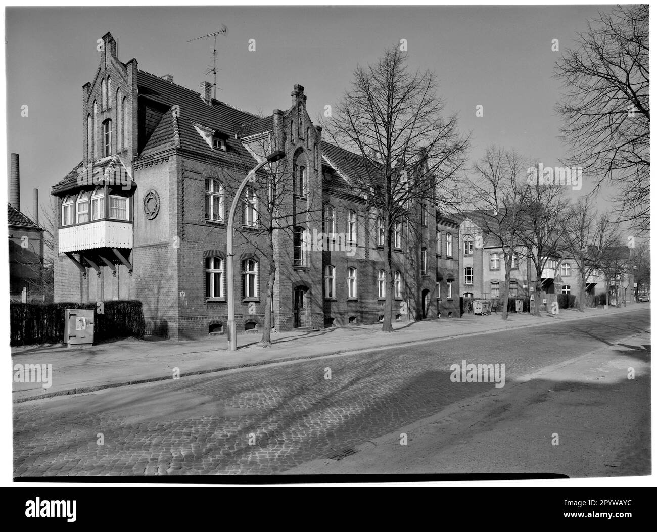 Wildau (quartiere di Dahme-Spreewald, Brandeburgo), ex residenza di fabbrica della fabbrica di locomotive Ludwig Schwartzkopff (costruita nel 1898-1914). Row edifici su Karl-Marx-Straße in direzione nord-ovest. Foto, Febbraio 1994. Foto Stock