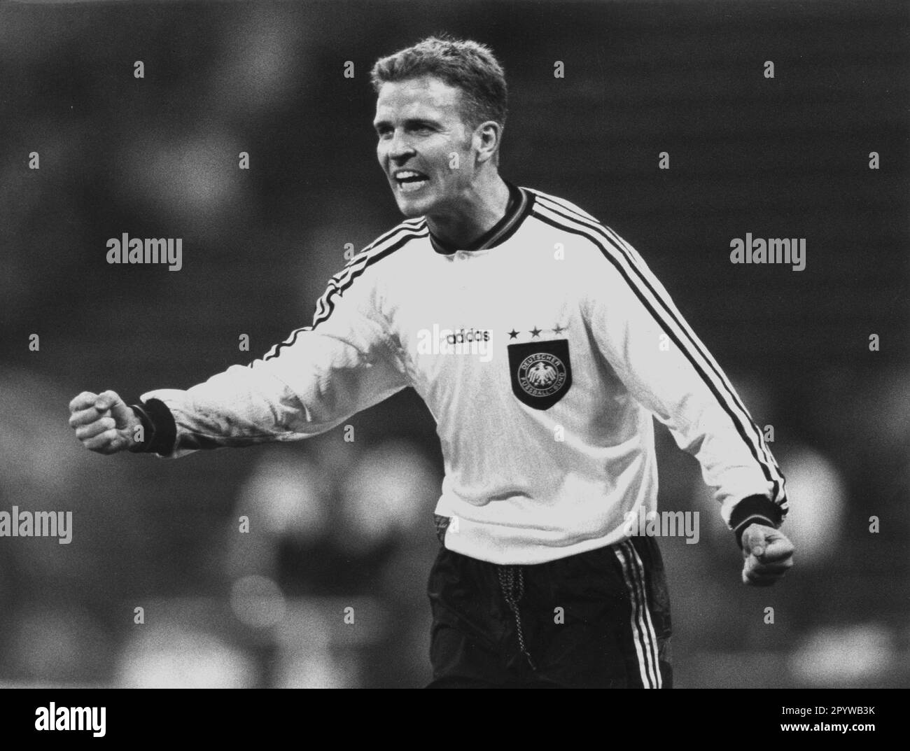 Oliver Bierhoff festeggia nella maglia nazionale su 27.03.1996 alla partita: Germania - Danimarca (2:0) a Monaco. [traduzione automatica] Foto Stock