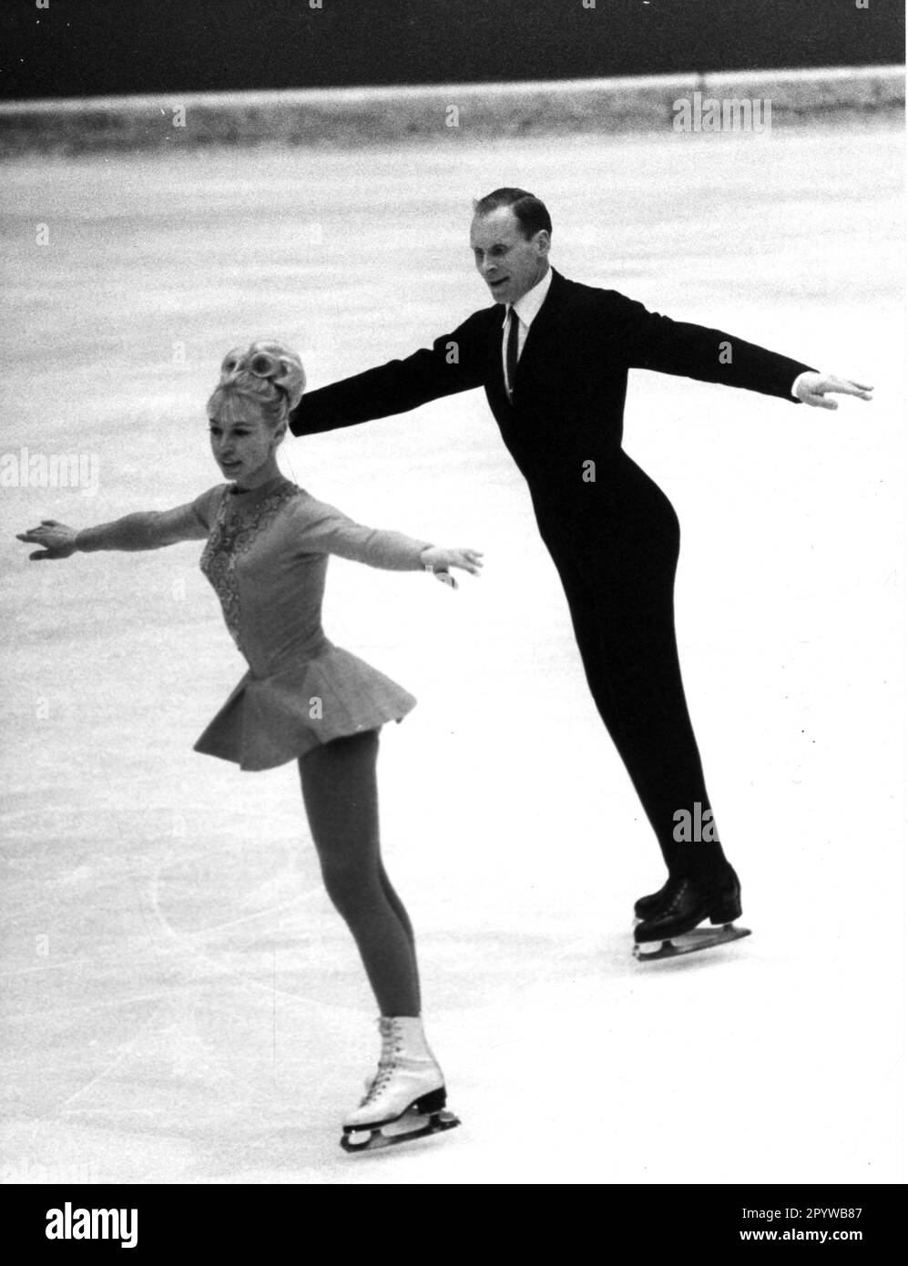 European Figure Skating Championships 1969 a Garmisch-Partenkirchen: Pattinaggio a coppie free skating. Medaglia d'argento Lyudmila Beloussova/Oleg Protopov (URSS) in azione. 14.02.1969 (stimato). [traduzione automatica] Foto Stock
