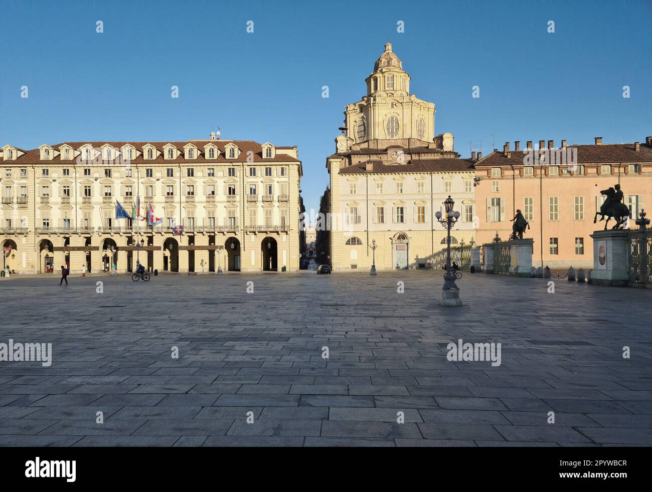 La vera Chiesa di San Lorenzo è una chiesa torinese costruita dai Savoia, situata nella centrale Piazza Castello a pochi passi dalla piazza. Foto Stock