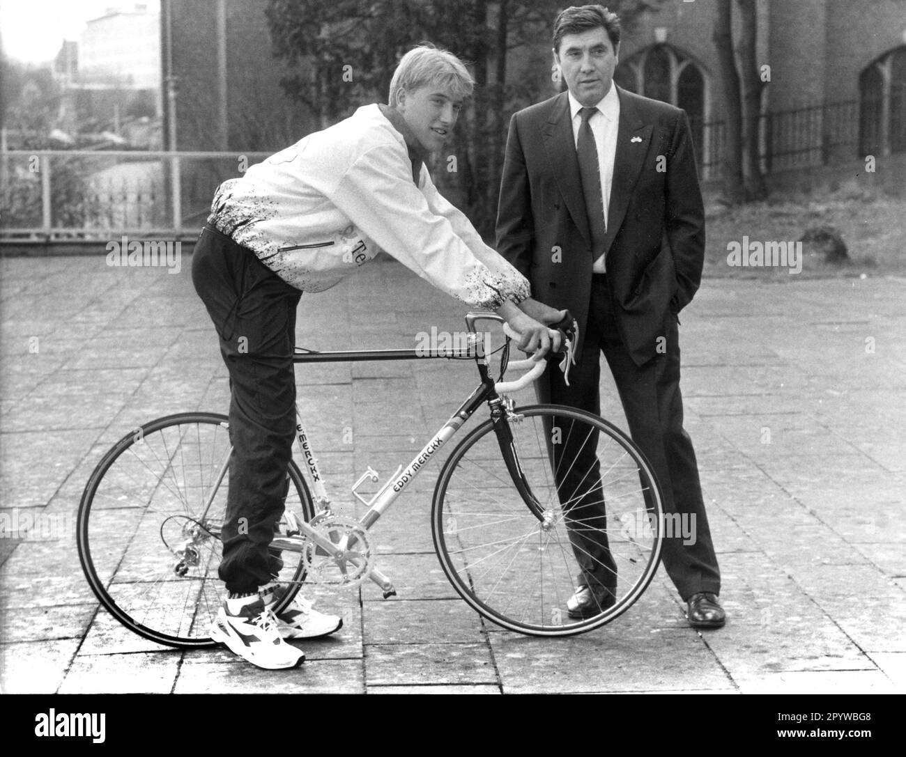 Ciclismo: Presentazione del team Telekom a Bonn 15 febbraio 1994 (stima). La leggenda del ciclismo Eddy Merckx con suo figlio Axel. Solo per uso giornalistico! Solo per uso editoriale! [traduzione automatica] Foto Stock