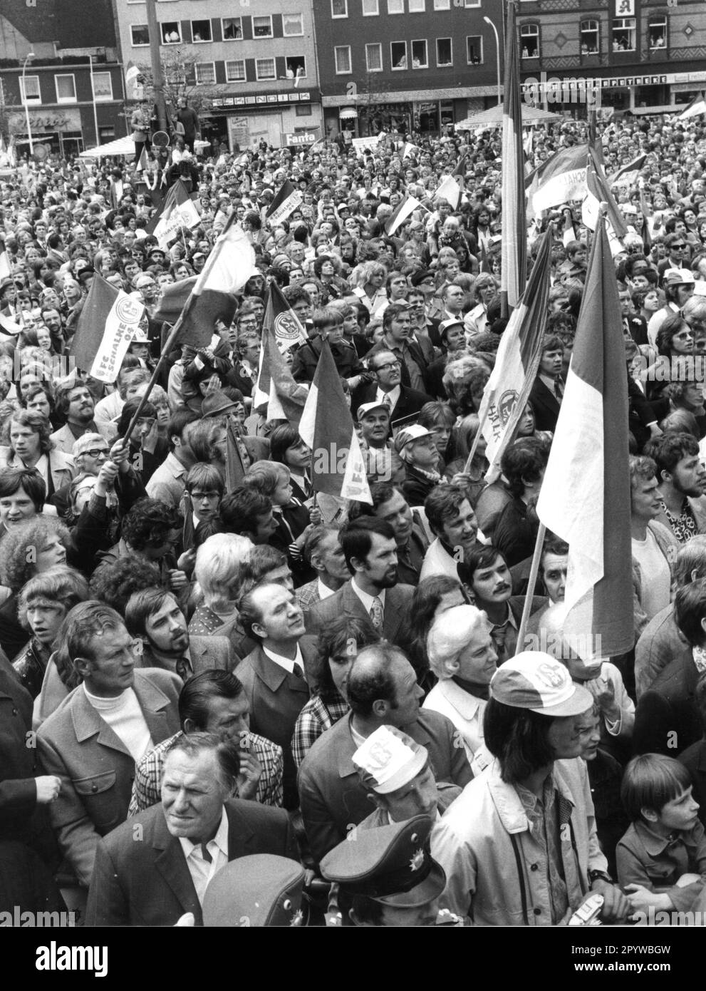Gli appassionati di Schalke attendono l'arrivo del vincitore della Coppa a Gelsenkirchen 02.07.1972 solo per uso giornalistico! Solo per uso editoriale! [traduzione automatica] Foto Stock