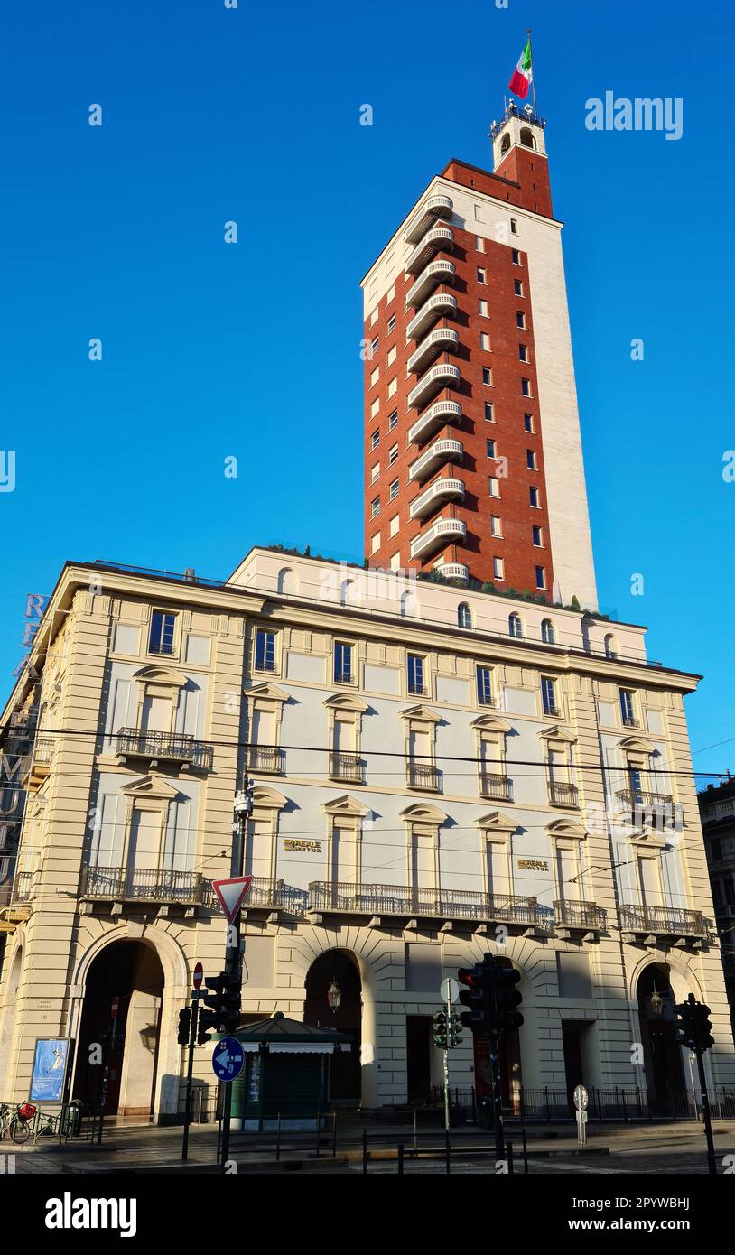 La Torre Littoria è un edificio nel centro storico di Torino del 1934 ed è uno dei più noti edifici razionalisti d'Italia. Foto Stock