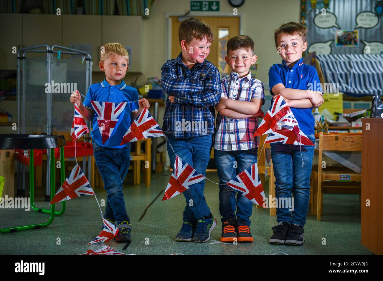 Nella foto sono raffigurati allievi della Waunarlwydd Primary School di Swansea, vestiti per celebrare l'incoronazione di sua Maestà il Re il sabato, mentre i membri del pubblico di tutto il Regno Unito si preparano per l'evento storico che vedrà l'incoronazione di Re Carlo. Gli studenti della scuola hanno avuto la possibilità di indossare rosso, bianco e blu per la loro divisa scolastica e hanno partecipato agli eventi di incoronazione durante tutto il giorno. Foto Stock