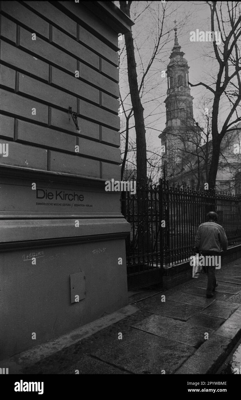 «GDR, Berlino, 22 marzo 1988, Sophienstraße, Sophienkirche sullo sfondo a destra, l'edificio a sinistra ospitava la redazione di ''Die Kirche'' fino a poco dopo la caduta del Muro, [traduzione automatizzata]' Foto Stock