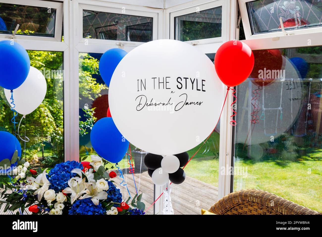 Palloncino bianco con il logo "nello stile" e la firma di Dame Deborah James (BowelBabe) Foto Stock