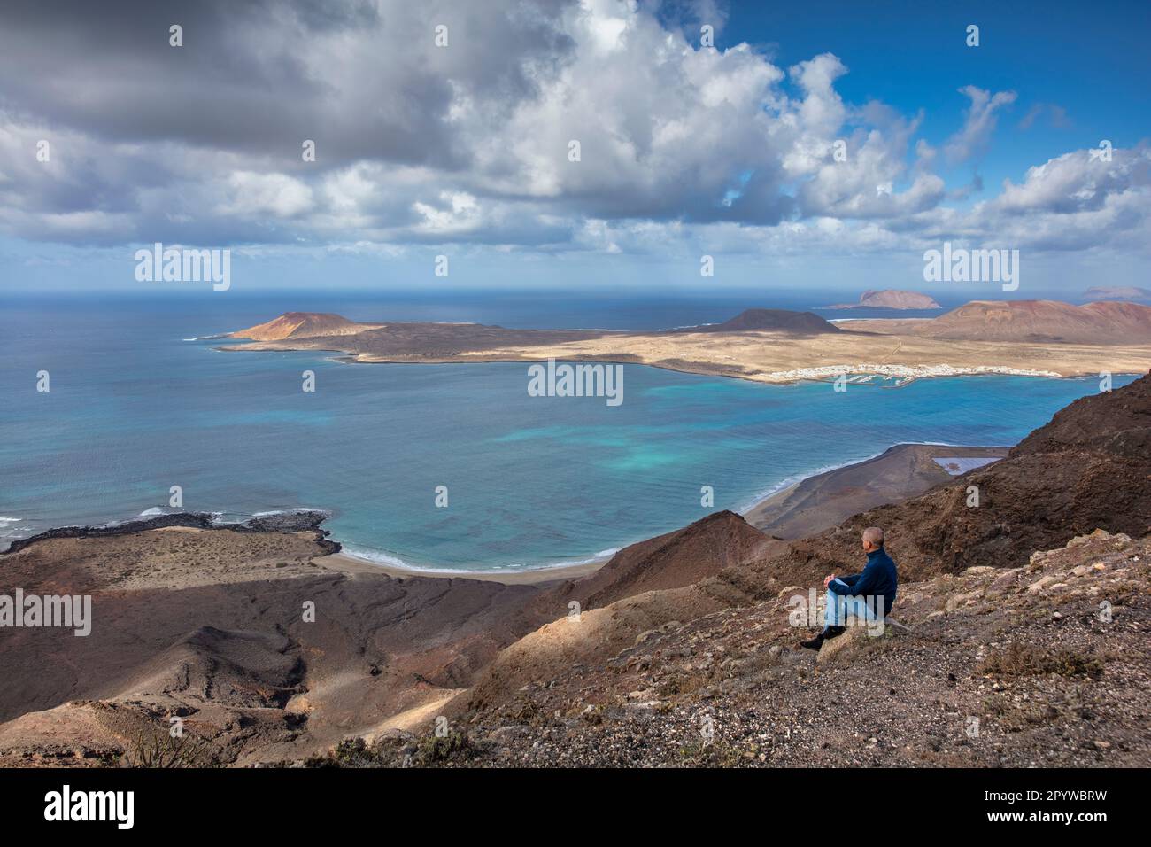 Spagna, Isole Canarie, Lanzarote, Ye. Punto panoramico, vista sul Mirador del Rio. Sfondo isola la Graciosa. Modello rilasciato. Foto Stock