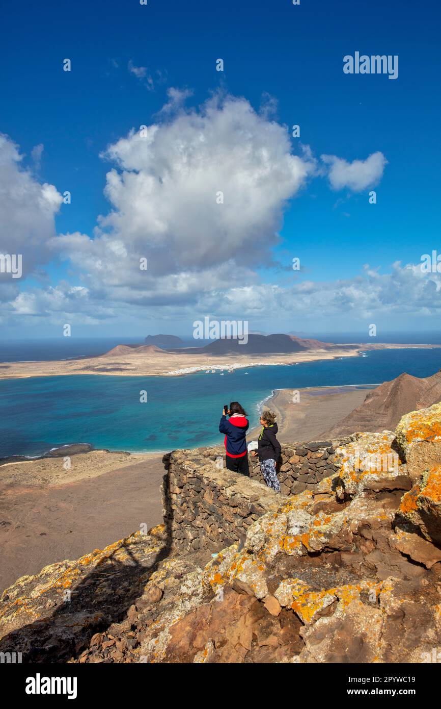 Spagna, Isole Canarie, Lanzarote, Guanate. Punto di osservazione, punto di vista. Sfondo isola la Graciosa. Foto Stock