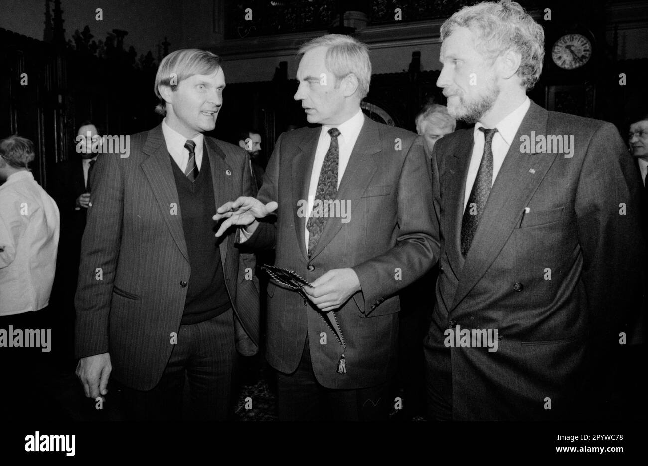 Gli astronauti della missione tedesca D-1 alla loro ricezione nel municipio di Monaco: Ernst Messerschmid, Georg Kronwitter e Reinhard Furrer (da sinistra) con un pennant di Monaco che aveva orbitato la Terra a bordo dello Space Shuttle Challenger. [traduzione automatica] Foto Stock