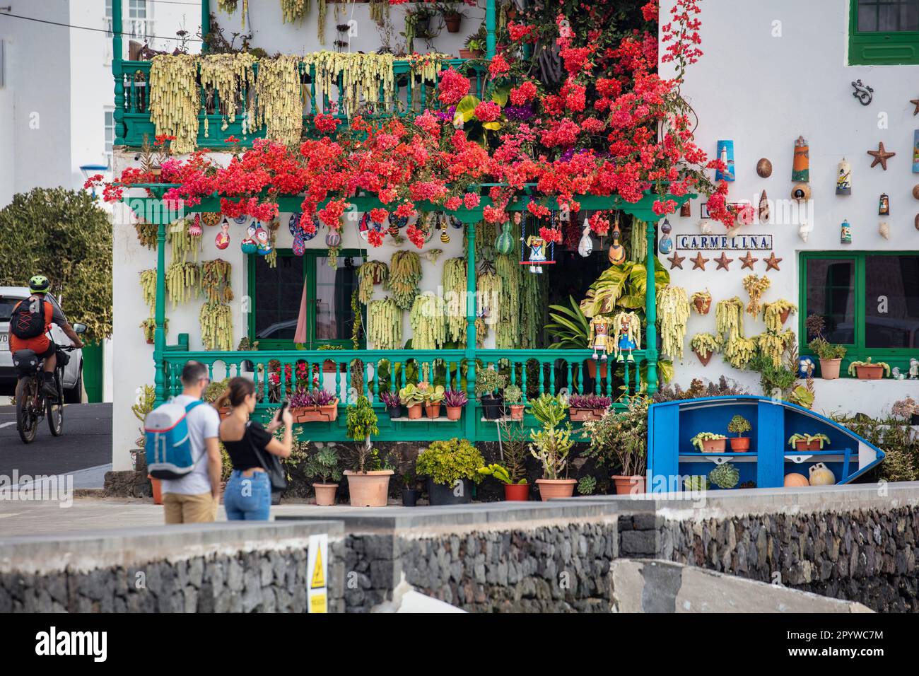 Spagna, Isole Canarie, Lanzarote, Punta Mujeres. Casa decorata. Piante succulente. Foto Stock
