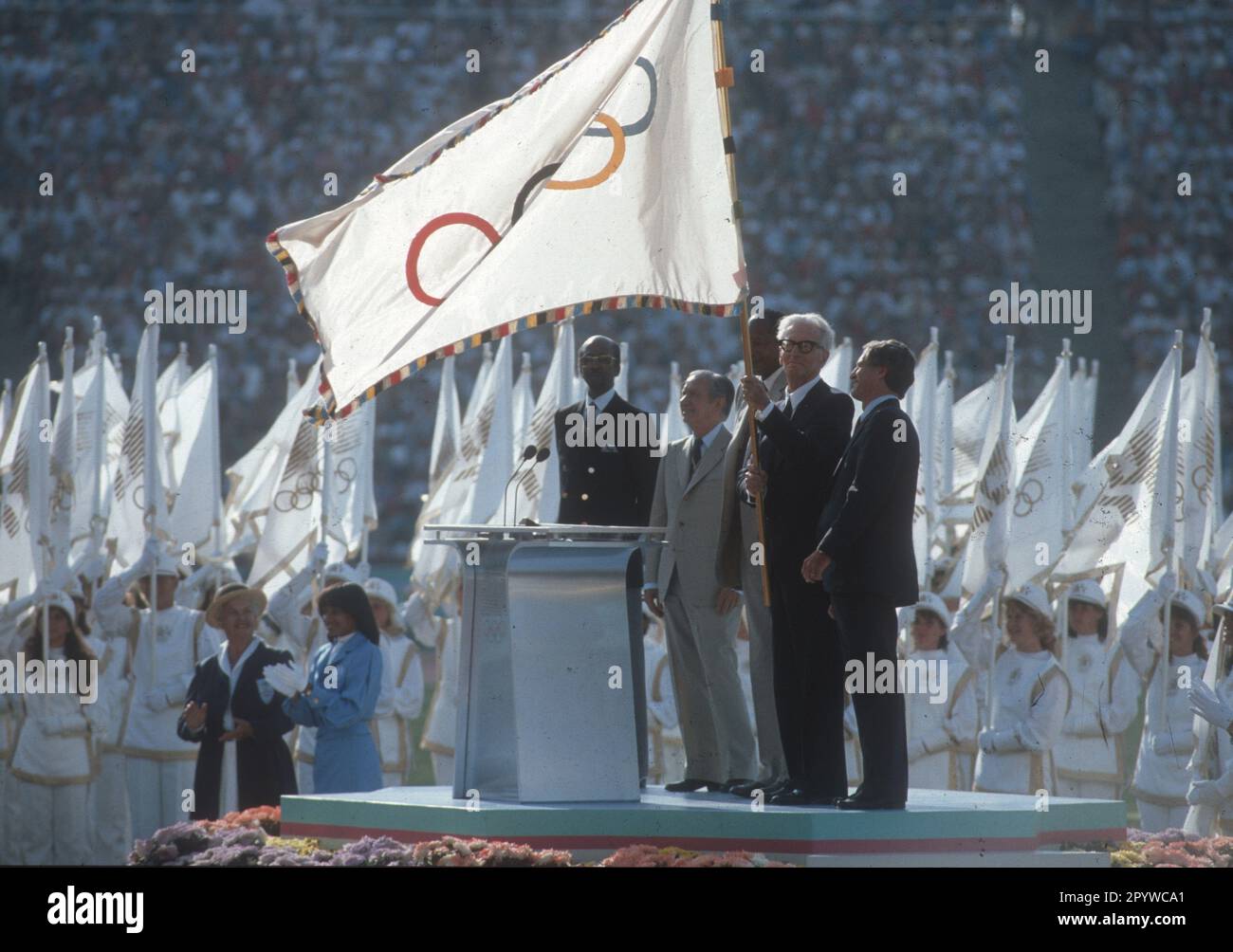 Giochi Olimpici 1984 a Los Angeles. Cerimonia di apertura al Los Angeles Memorial Coliseum 28.97.1984. Il presidente del CIO Juan Antonio Samaranch (2nd da sinistra) con il sindaco Tom Bradley (a sinistra) e il direttore organizzatore Peter Ueberroth (a destra). [traduzione automatica] Foto Stock