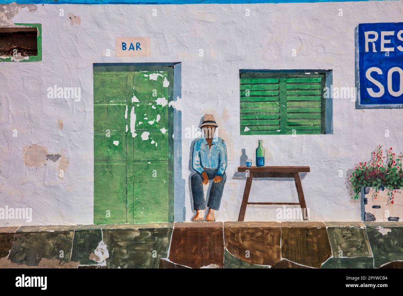 Spagna, Isole Canarie, Lanzarote, Punta Mujeres. Ristorante decorato e segno bar, murale dell'artista Pelegrin. Foto Stock