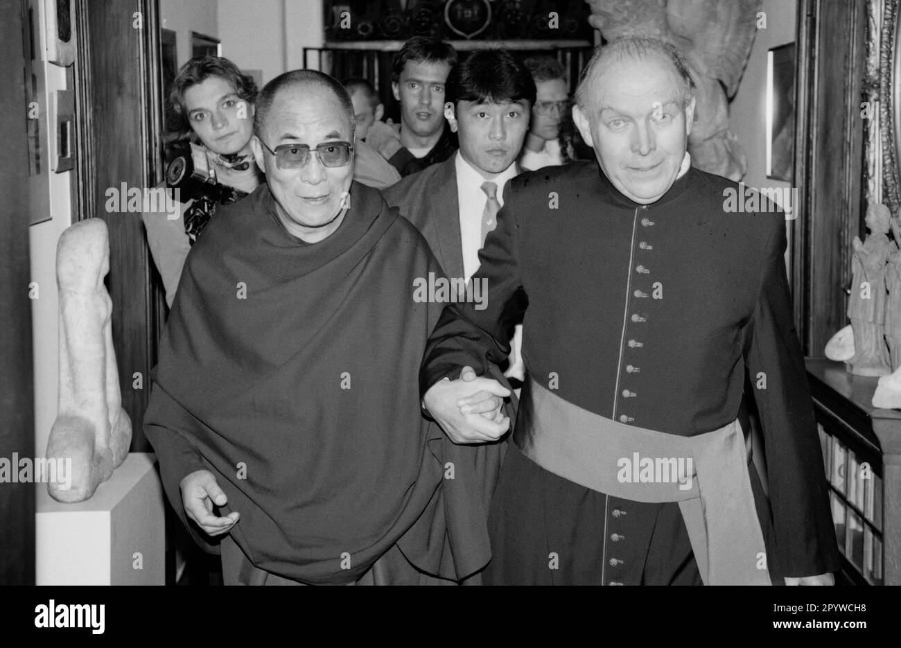 Il Dalai lama in una preghiera per la pace nella Herz-Jesu-Kirche di Monaco con il sacerdote Fritz Betzwieser. [traduzione automatica] Foto Stock
