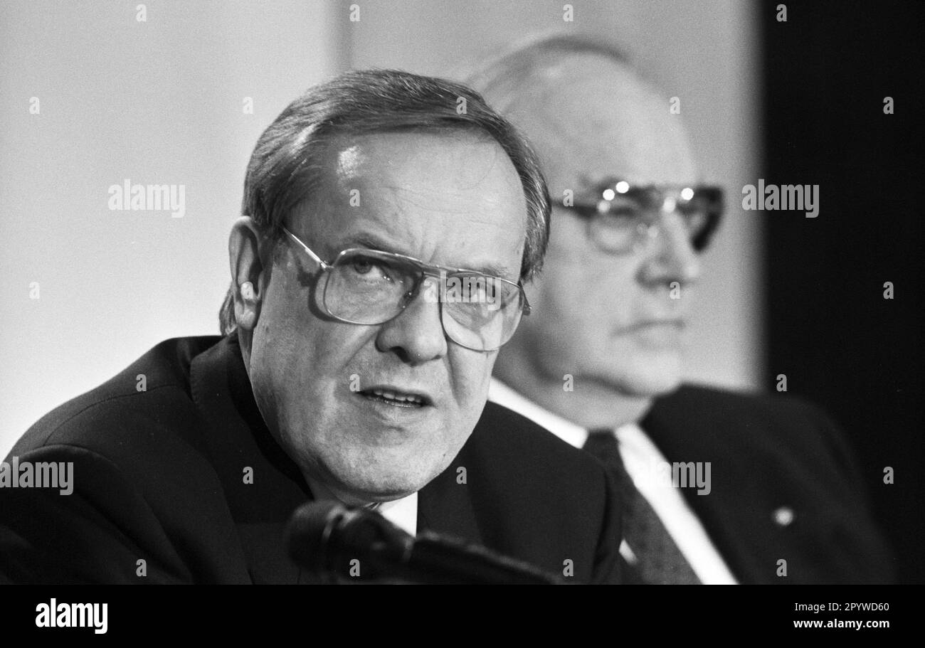 Germania, Bonn, 20.01.1991 Archivio n.: 24-51-29 elezioni di Stato in Assia Foto: Cancelliere Helmut Kohl e Walter Wallmann durante la conferenza stampa [traduzione automatica] Foto Stock