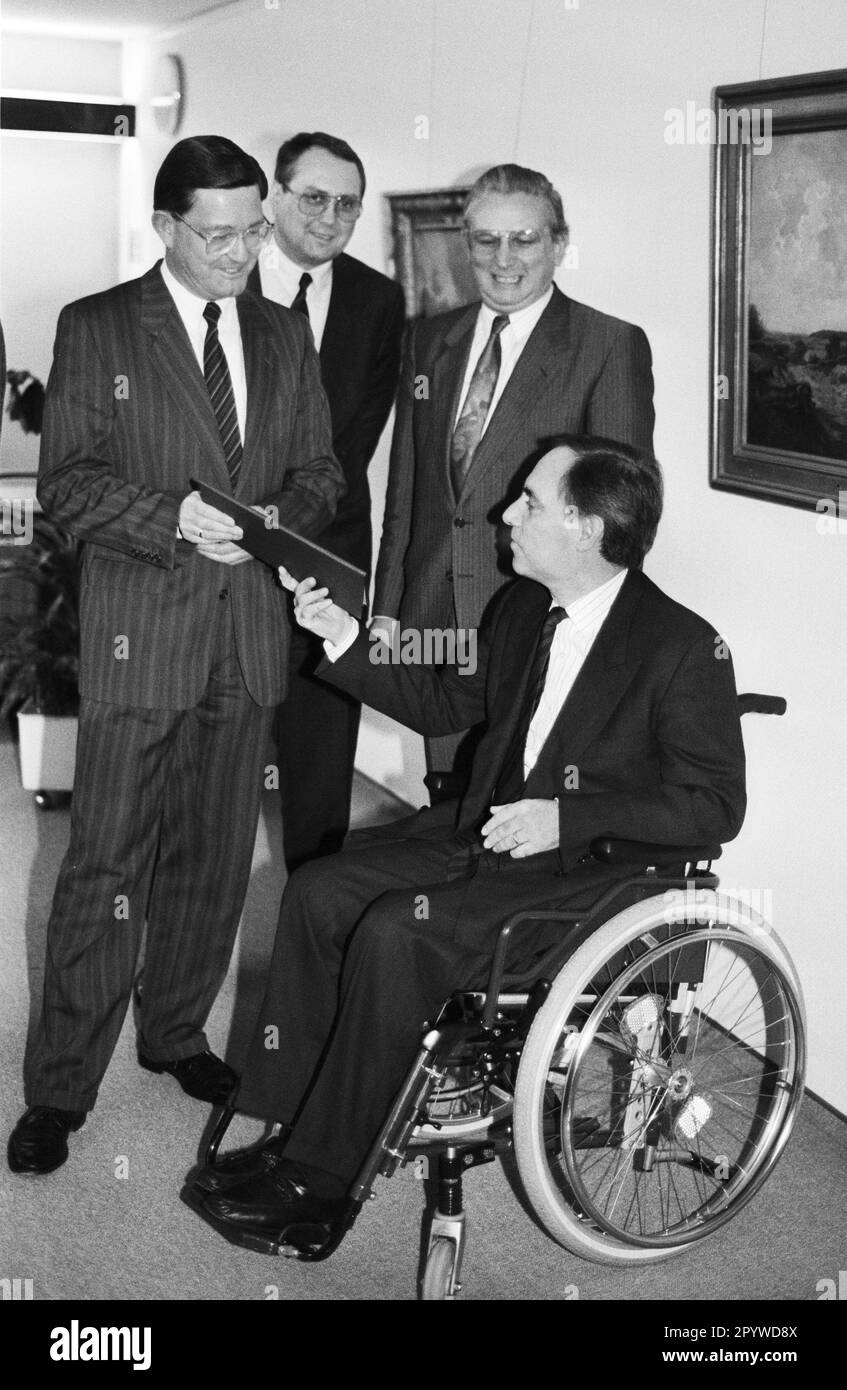 Germania, Bonn, 30.01.1991 Archivio n.: 25-01-11 Nomina Segretari di Stato Foto: Il Ministro federale dell'interno Wolfgang Schaeible invita il Segretario di Stato Carl-Dieter Spranger [traduzione automatica] Foto Stock