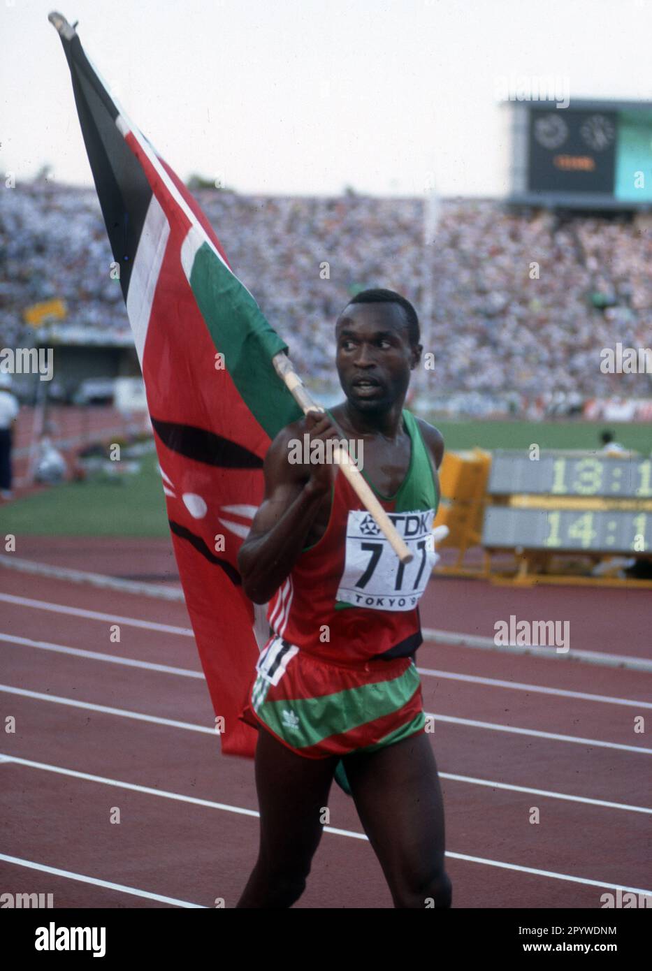 Campionati del mondo di atletica 1991 a Tokyo. 5000m uomini. Yobes Ondieki (Kenya) sul giro d’onore 01.09.1991. [traduzione automatica] Foto Stock