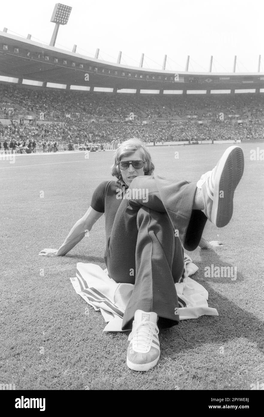 Coppa del mondo di Calcio 1974 / finale Gruppo B / FRG - Jugoslavia 2:0 / 26.06.1974 a Duesseldorf / Jürgen Grabowski (Dut.) Rilassatevi prima della partita sul prato dello stadio Düsseldorf Rhine. [traduzione automatica] Foto Stock