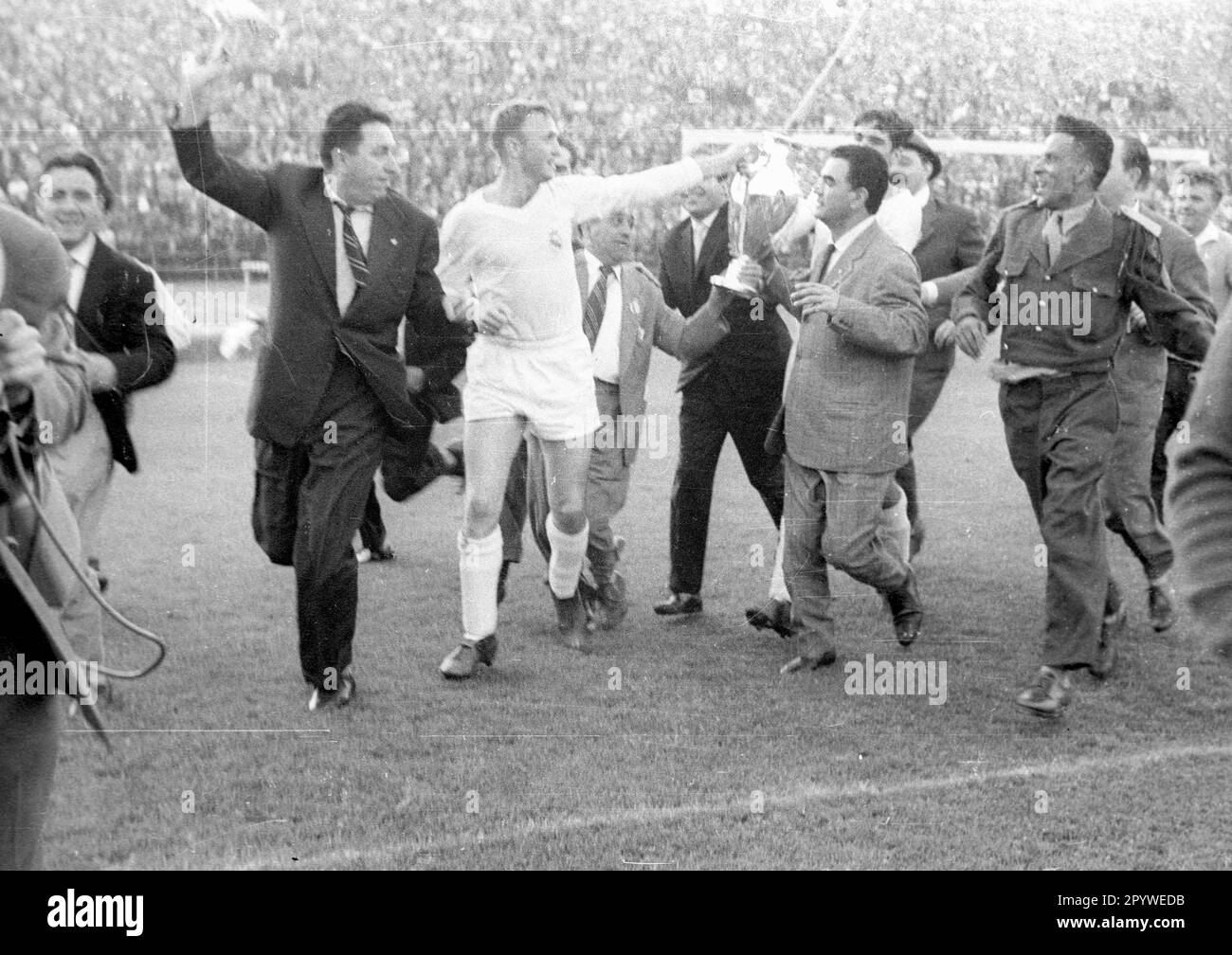 Coppa europea dei campioni 03.06.1959 finale: Real Madrid - Stade de Reims  2:0 a Stoccarda (Germania) / Real Madrid giocatori e tifosi sul giro  d'onore, José Santamaria con la coppa solo per