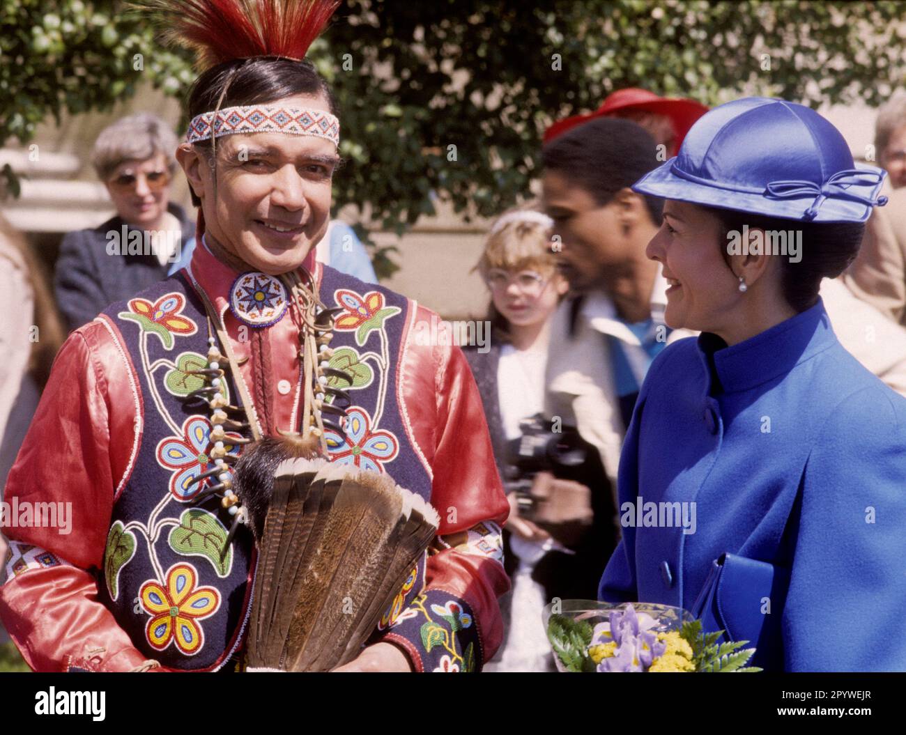 LA REGINA SVEDESE SILVIA incontrò un membro indigeno del popolo indiano Foto Stock