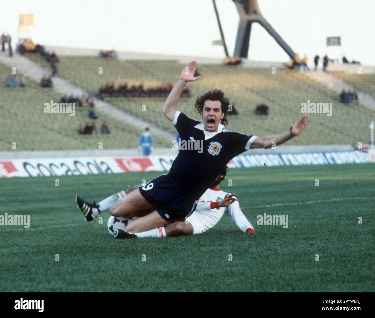 Coppa del mondo di calcio 1978. Iran - Scozia 1:1/07.06.1978 a Cordoba. Joe Jordan (Scozia) è fouled. [traduzione automatica] Foto Stock