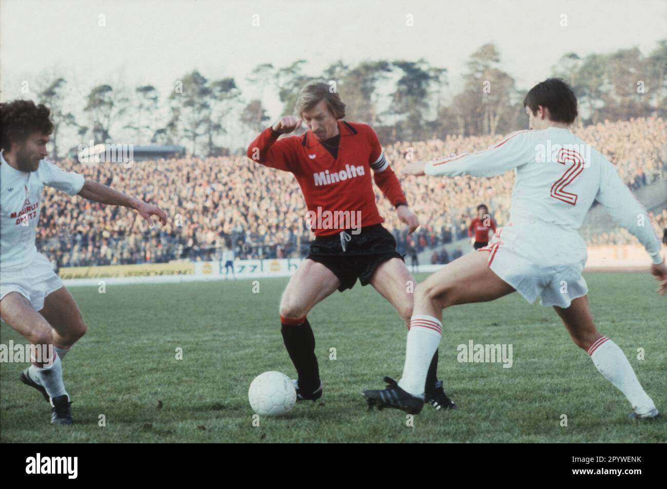 Eintracht Francoforte - FC Bayern Monaco 2:1 / 03.02.1979. Jürgen Grabowski (SGE/centro) contro due Bayern. A sinistra: Paul Breitner. Sulla destra: Jupp Kapellmann. Solo per uso giornalistico! Solo per uso editoriale! [traduzione automatica] Foto Stock