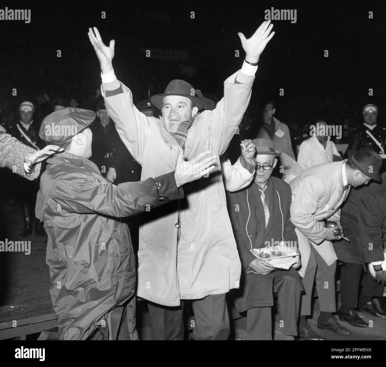 Coppa europea dei Champions Club 1961/62. Finale: Benfica Lisbona - Real Madrid 5:3/02.05.1962:00 ad Amsterdam. L'allenatore Bela Guttmann (Benfica) fa il tifo dopo il fischio finale. Solo per uso giornalistico! Solo per uso editoriale! In conformità alle disposizioni della DFL Deutsche Fussball Liga, è vietato utilizzare o far utilizzare fotografie scattate nello stadio e/o della partita sotto forma di sequenze di immagini e/o serie di foto simili a quelle di un video. Le normative DFL vietano qualsiasi uso di fotografie come sequenze di immagini e/o quasi-video. [traduzione automatica] Foto Stock