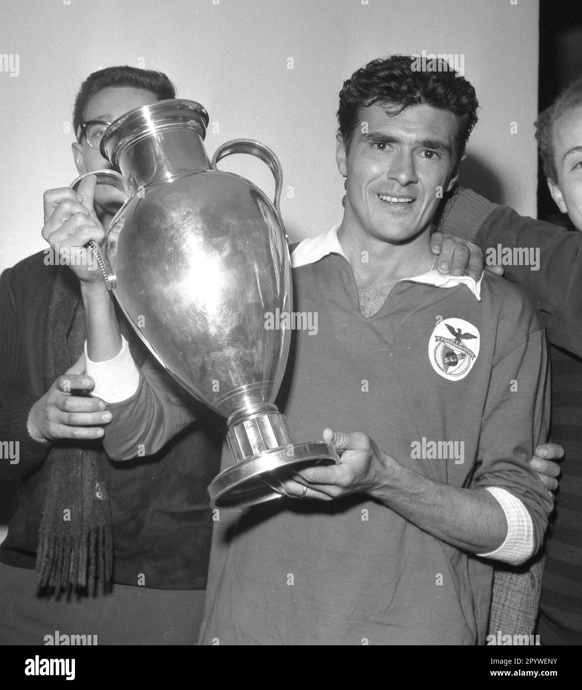 Coppa europea dei Champions Club 1961/62. Finale: Benfica Lisbona - Real Madrid 5:3/02.05.1962:00 ad Amsterdam. Il capitano della squadra Jose Aguas (Benfica) con la coppa. Solo per uso giornalistico! Solo per uso editoriale! In base al regolamento della DFL Deutsche Fussball Liga, è vietato utilizzare o utilizzare fotografie scattate nello stadio e/o della partita sotto forma di sequenze di immagini e/o serie di foto simili a quelle di un video. Le normative DFL vietano qualsiasi uso di fotografie come sequenze di immagini e/o quasi-video. [traduzione automatica] Foto Stock