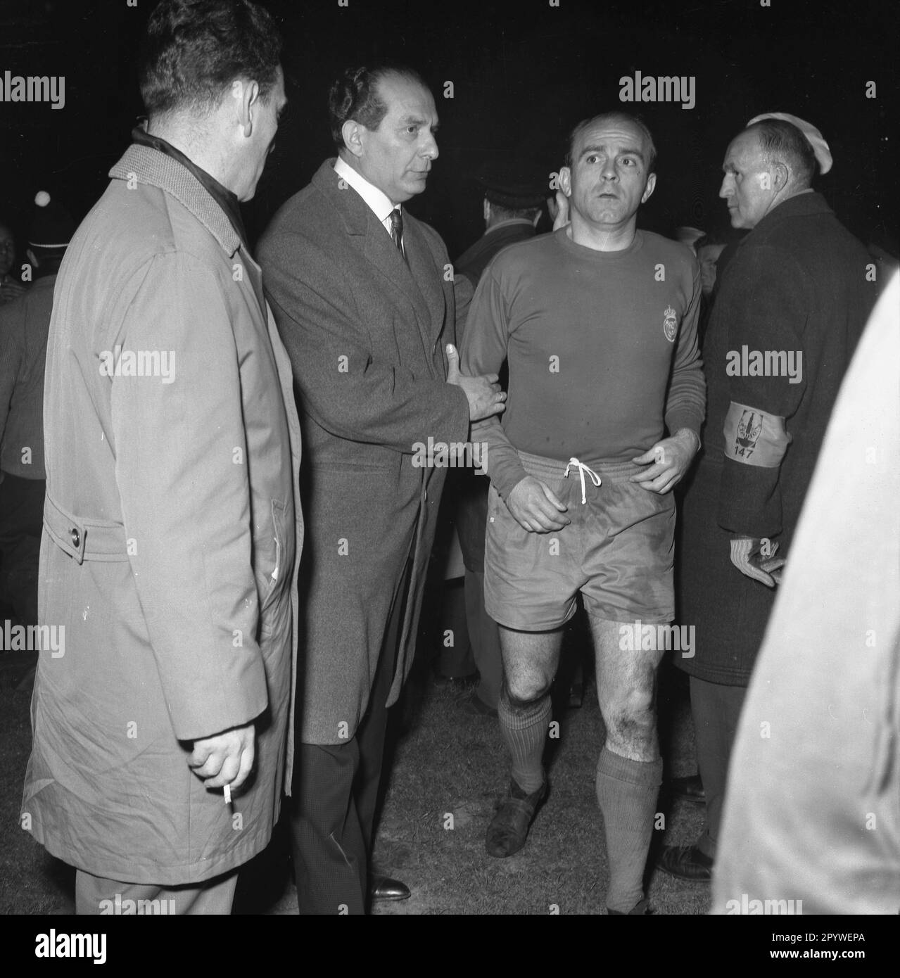 Coppa europea dei Champions Club 1961/62. Finale: Benfica Lisbona - Real Madrid 5:3/02.05.1962:00 ad Amsterdam. Alfredo di Stefano (Real Madrid) lascia il campo deluso solo per uso giornalistico! Solo per uso editoriale! In conformità alle disposizioni della DFL Deutsche Fussball Liga, è vietato utilizzare o far utilizzare fotografie scattate nello stadio e/o della partita sotto forma di sequenze di immagini e/o serie di foto simili a quelle di un video. Le normative DFL vietano qualsiasi uso di fotografie come sequenze di immagini e/o quasi-video. [traduzione automatica] Foto Stock