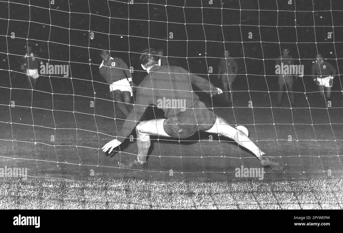Coppa europea dei Champions Club 1961/62. Finale: Benfica Lisbona - Real Madrid 5:3/02.05.1962:00 ad Amsterdam. Calcio di Punizione goal per 4:3 per Benfica by Eusebio contro Tw. Jose Araquistain (reale). Solo per uso giornalistico! Solo per uso editoriale! In base al regolamento della DFL Deutsche Fussball Liga, è vietato utilizzare o utilizzare fotografie scattate nello stadio e/o dalla partita sotto forma di sequenze di immagini e/o serie di foto simili a quelle di un video. Le normative DFL vietano qualsiasi uso di fotografie come sequenze di immagini e/o quasi-video. [traduzione automatica] Foto Stock