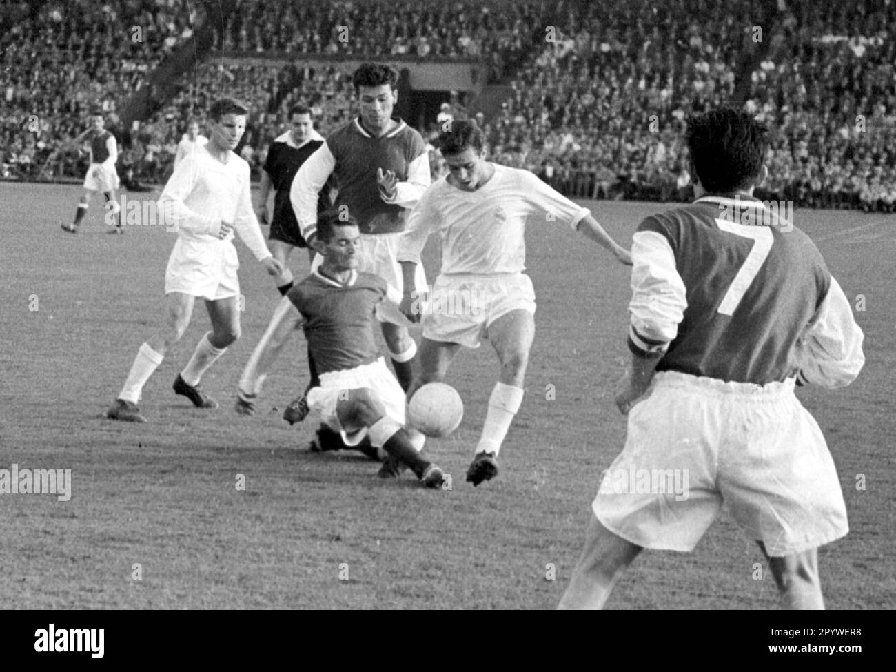 European Champions Cup 03.06.1959 Final: Real Madrid - Stade de Reims 2:0 a Stoccarda (Germania) / Partita , azione , . Center Just Fontaine (Reims) background arbitro Albert Dusch (Germania) solo per uso giornalistico! Solo per uso editoriale! In conformità con le norme della DFL Deutsche Fussball Liga, è vietato utilizzare o utilizzare fotografie scattate nello stadio e/o dalla partita sotto forma di sequenze di immagini e/o serie di foto simili a quelle di un video. Le normative DFL vietano qualsiasi uso di fotografie come sequenze di immagini e/o quasi-video. [traduzione automatica] Foto Stock