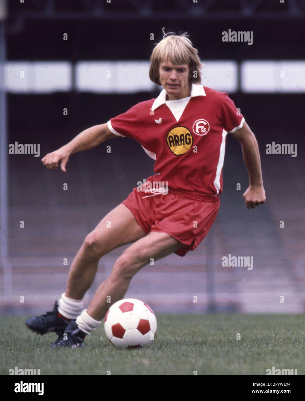 Fortuna Düsseldorf stagione 1978/79. Azione Flemming Lund 15.07.1978 (stimata). LE NORMATIVE DFL VIETANO L'USO DI FOTOGRAFIE COME SEQUENZE DI IMMAGINI E/O QUASI-VIDEO [TRADUZIONE AUTOMATICA] Foto Stock