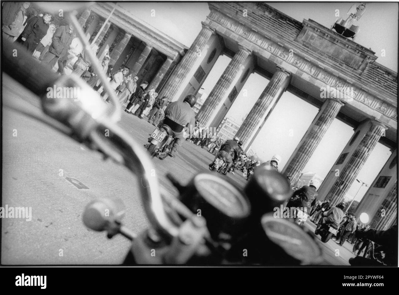 Berlino, porta di Brandeburgo (costruita nel 1788-91 da C.G. Langhans, Quadriga 1793 di J.G. Schadow). Sfilata di moto attraverso la porta di Brandeburgo. Fotografato a mano durante la guida. Street scene, bianco e nero. Foto, 1992.' Foto Stock