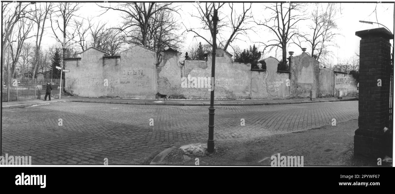 Berlin-Kreuzberg, Jüterboger Strasse e Golßener Strasse. Muro del cimitero con la vista posteriore delle tombe nel cimitero. Vista sulla città in inverno, in bianco e nero. Panorama, foto, 1993. Foto Stock