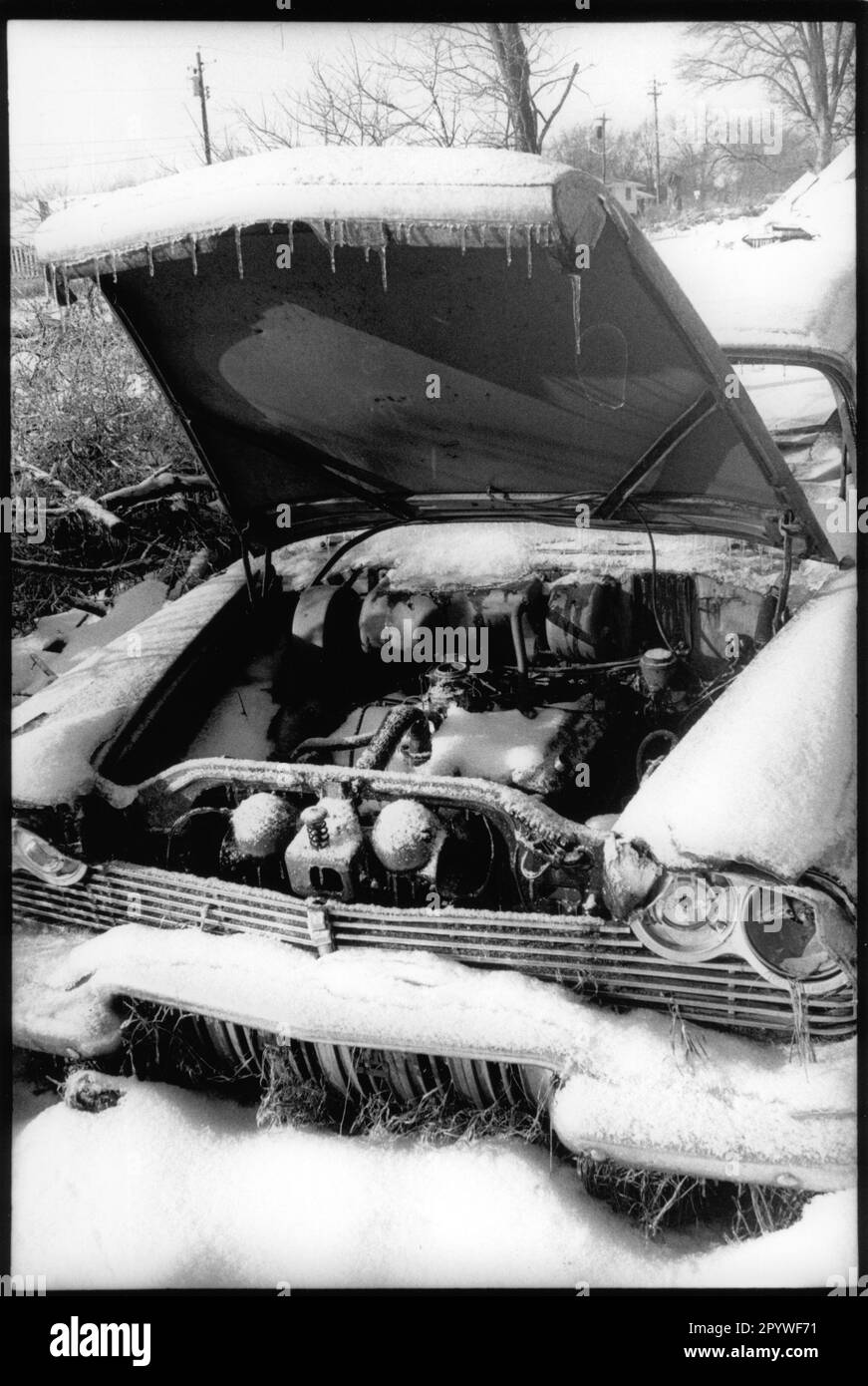' Long Island, USA, Trasporti: Automobile. ''problema di avviamento'' Icy auto con il cofano aperto. Scena stradale. Bianco e nero. Foto, 1990.' Foto Stock