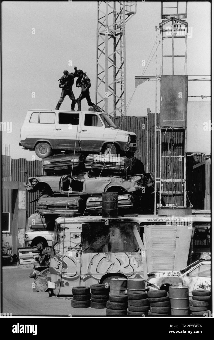 Brandeburgo, Potsdam. Film, acrobazie. Battere la scena in uno spettacolo di acrobazie nel Babelsberg Film Park. Bianco e nero. Foto, 1997. Foto Stock