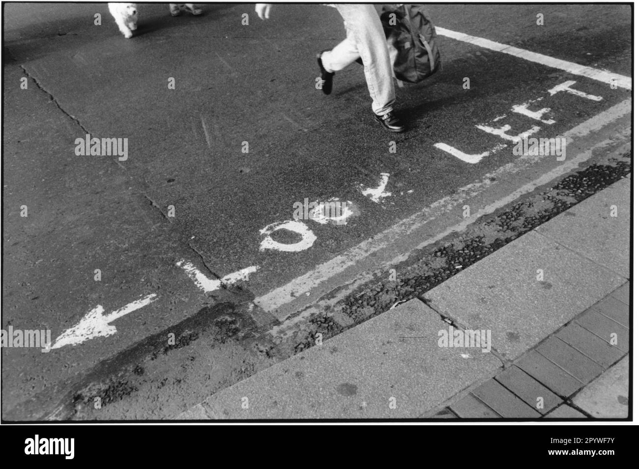 « Irlanda, Dublino. ''Look left'' (guarda a sinistra). Avvertimento sulla strada per guardare a sinistra prima di attraversare. Street scene, bianco e nero. Fotografia, 1992.' Foto Stock