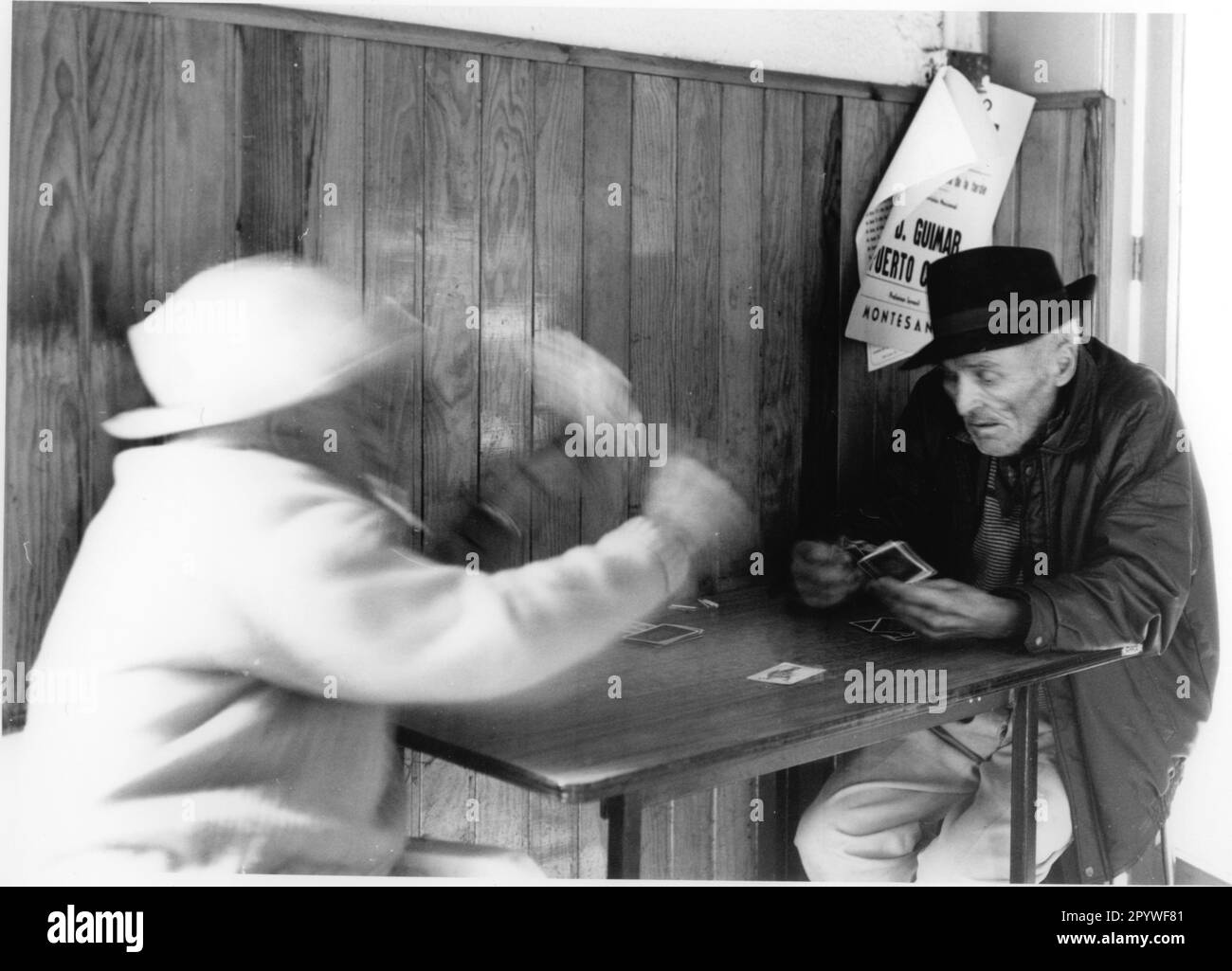 Tenerife (Isole Canarie). Giochi: Uomini che giocano a carte. Bianco e nero. Esposizione lunga, Foto, 1992. Foto Stock