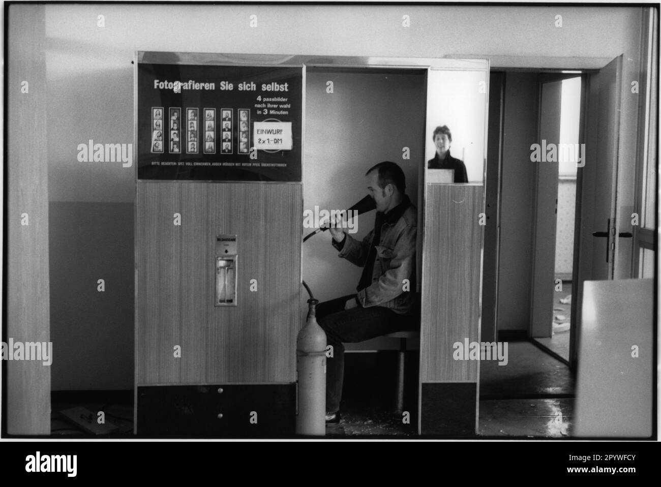 Berlino, DDR, ex checkpoint Dreilinden - valico di frontiera di Dreilinden, Drewitz per il traffico di transito tra Berlino Ovest e Germania Ovest. Divertente foto in un box fotografico. Vista interna, in bianco e nero. Foto, 1990. Foto Stock