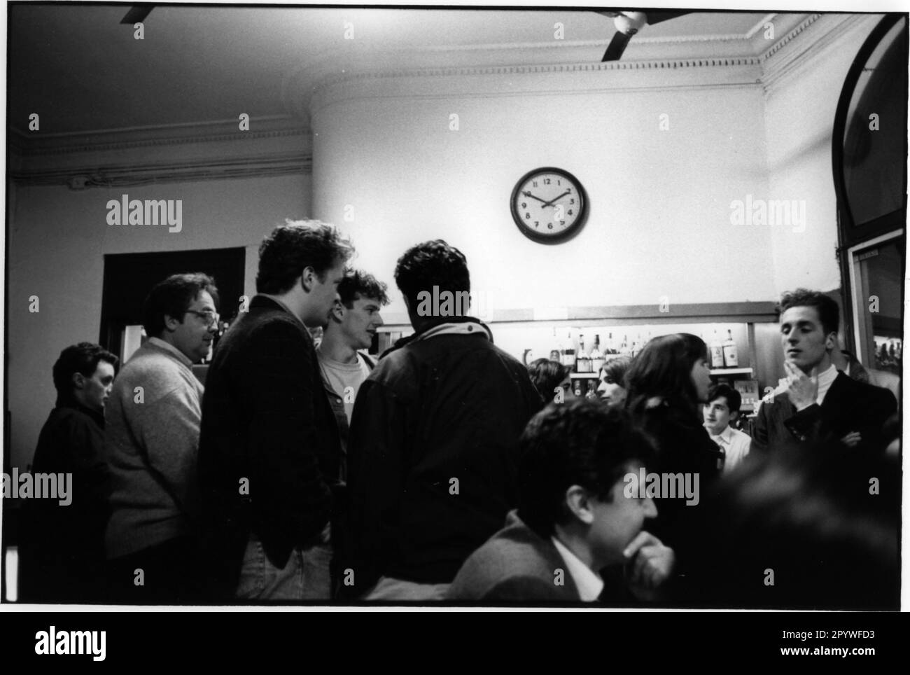 Catalogna, Spagna. Gastronomia: Bar. Gli ospiti del bar "Café Zurich" sulle Ramblas di Barcellona. Vista interna, in bianco e nero. Foto, 1993. Foto Stock