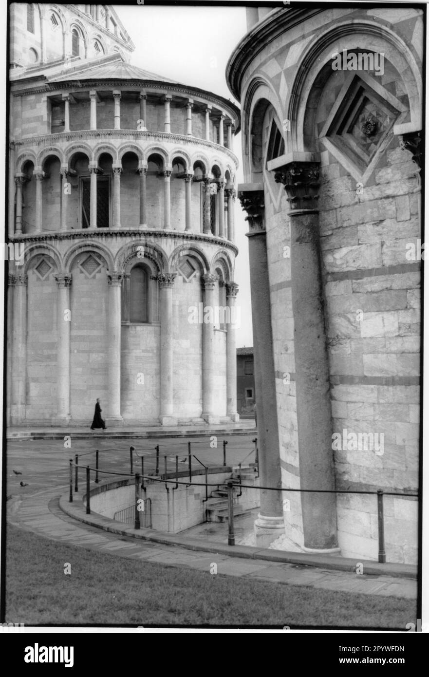 Pisa (Italia), Torre Pendente (Campanile des Domes, altezza 55 m, iniziato nel 1174 da Guglielmus e Bonanus, completato intorno al 1350). Dettaglio, bianco e nero. Foto, 1992. Foto Stock