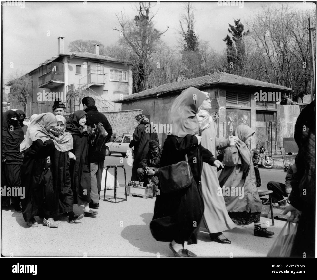 Istanbul (Turchia). Street scene: Donne con velo su un mercato di strada. Bianco e nero. Foto, 1994. Foto Stock