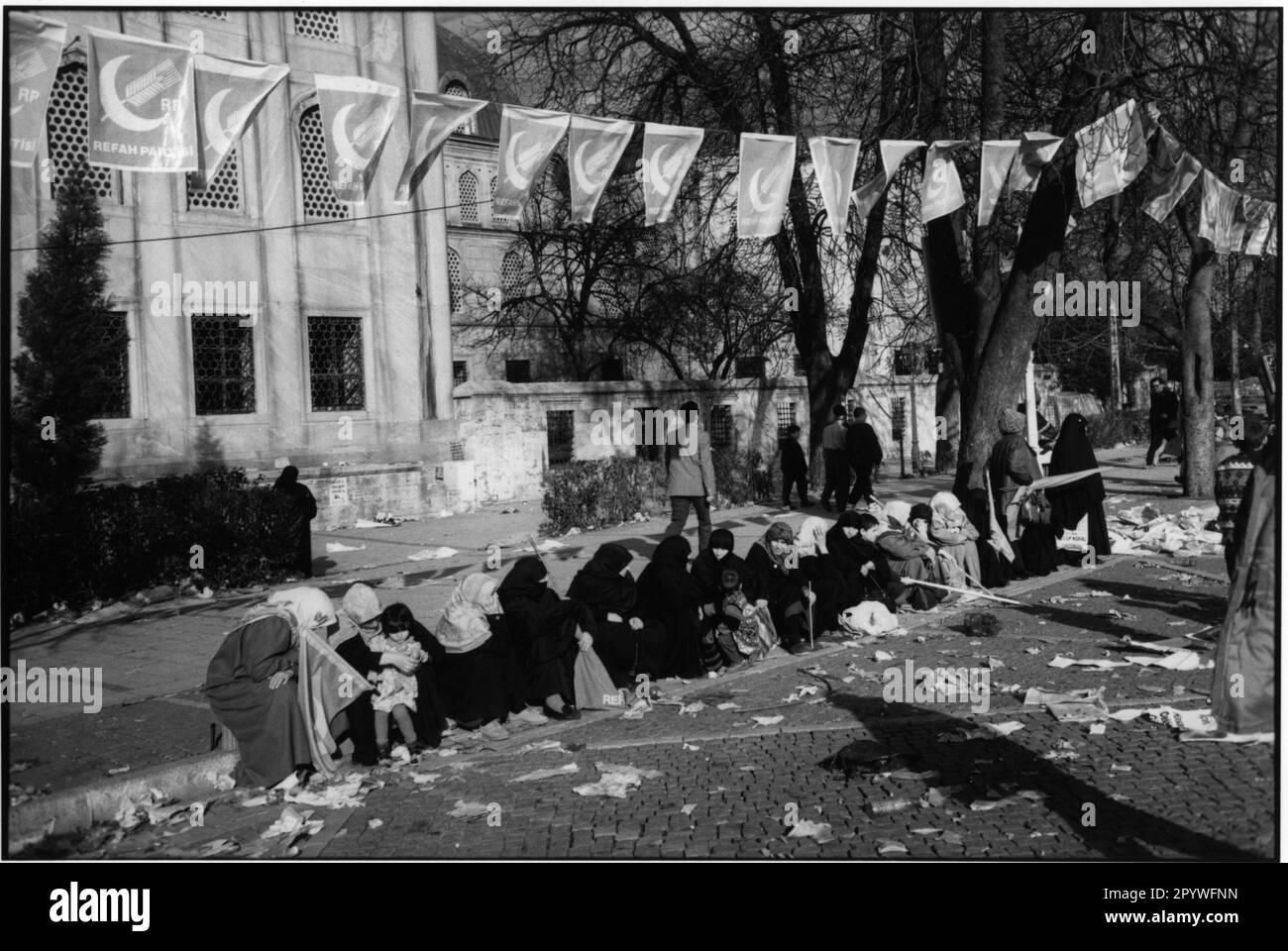 Religioni: Islam. Pausa dopo la grande manifestazione dei fondamentalisti, le donne si siedono sulla strada di fronte a Hagia Sophia a Istanbul (Turchia). Bianco e nero. Foto, 1994.' Foto Stock