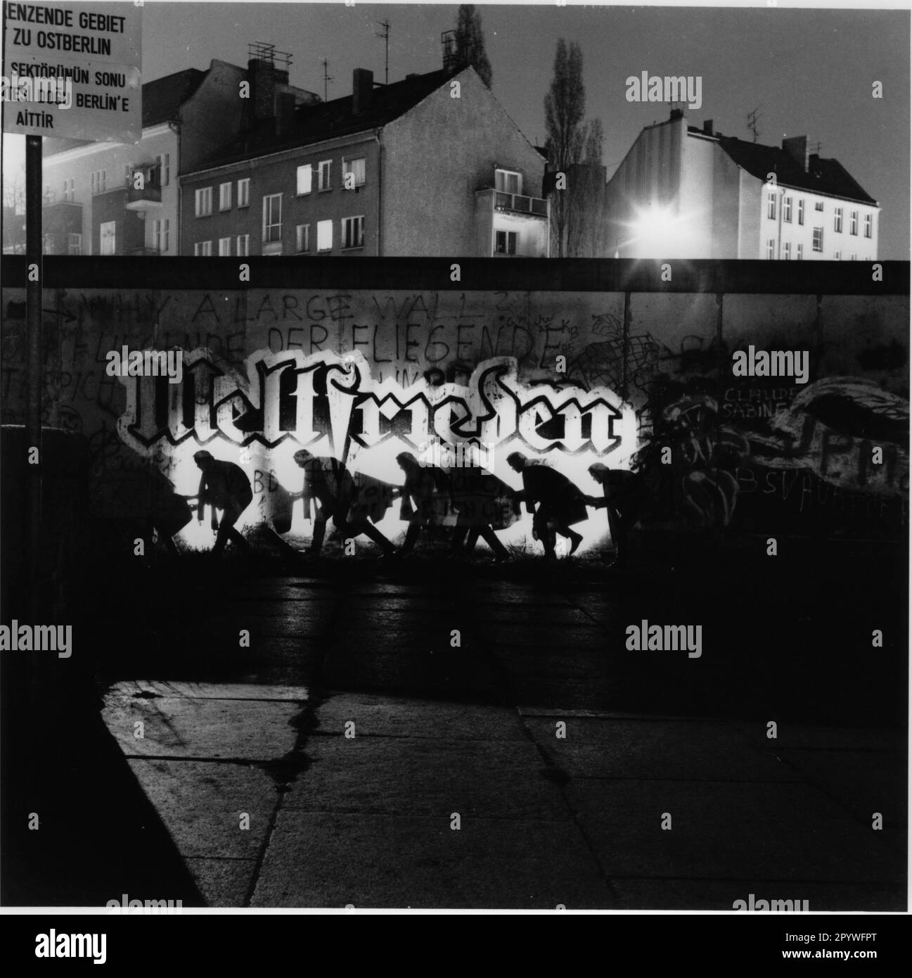 Berlino Ovest, muro di Berlino, confine settoriale (costruito dal 13 agosto 1961, demolito dopo il 9 novembre 1989). "Art Action Lightning Shadow" con graffiti "World Peace". Fotografia sperimentale, 6x6 cm negativo, bianco e nero. Foto, 1988. Foto Stock